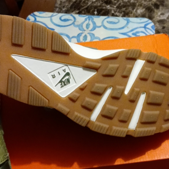 WMNS Nike Huarache - Picture 2 of 7